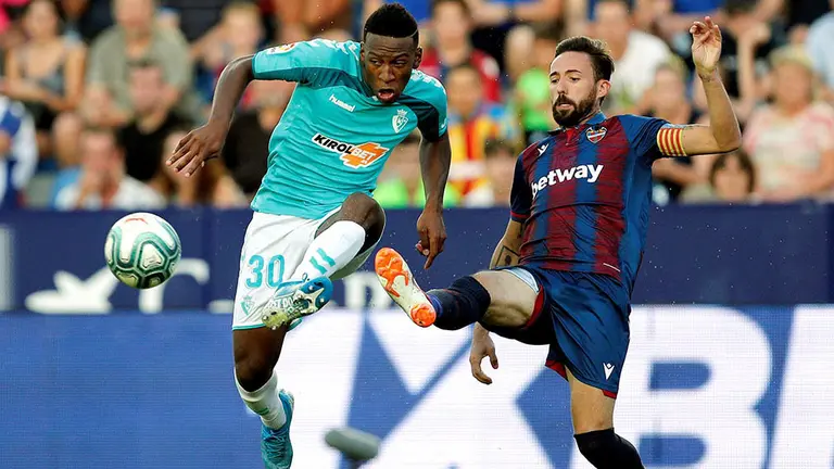 El defensa ecuatoriano de Osasuna, Pervis Estupiñán (i), intenta controlar el balón ante el delantero del Levante, José Luis Morales, durante el encuentro correspondiente a la séptima jornada de primera división que disputan esta tarde en el Ciutat de Valencia. EFE/Kai Försterling.