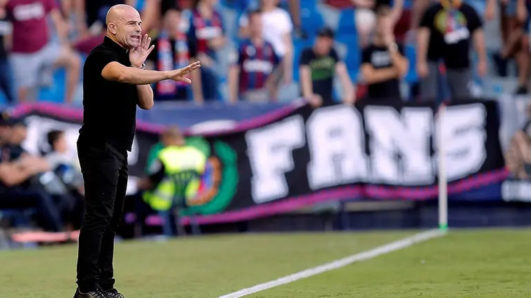 El técnico del Levante, Paco López, durante el encuentro correspondiente a la séptima jornada de primera división que disputan esta tarde frente a Osasuna en el Ciutat de Valencia. EFE/Kai Försterling.