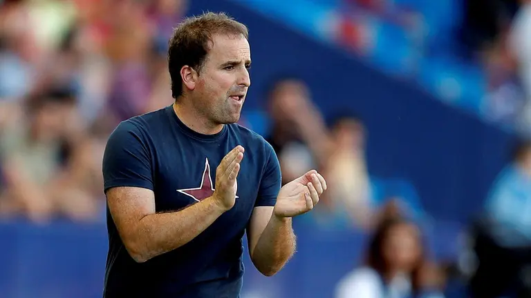 El entrenador del Osasuna, Jagoba Arrasate, anima a sus jugadores durante el encuentro ante el Levante correspondiente a la séptima jornada de LaLiga que disputan esta tarde en el Ciutat de Valencia. EFE/Kai Försterling.