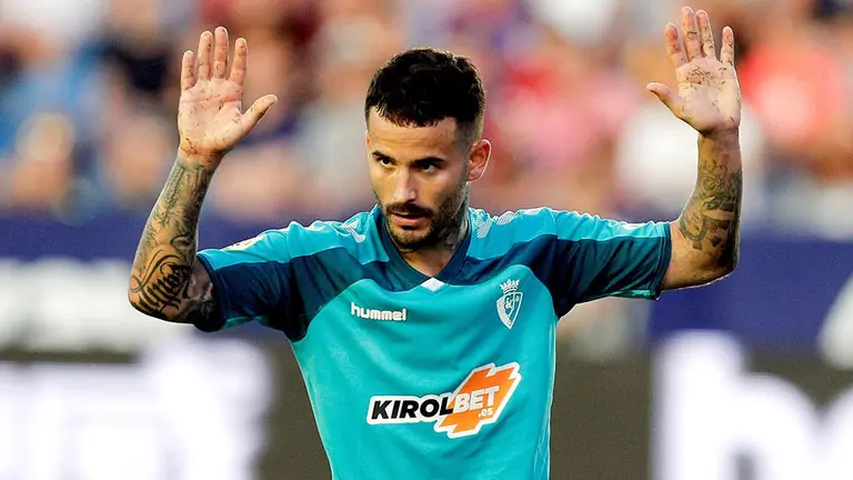 El centrocampista español del Osasuna Rubén García, cedido por el Levante, pide disculpas tras marcar un gol durante el encuentro ante el Levante correspondiente a la séptima jornada de LaLiga que disputan esta tarde en el Ciutat de Valencia. EFE/Kai Försterling.