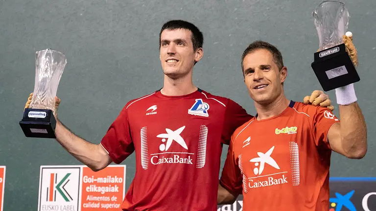 La pareja formada por Aimar Olaizola, Olaizola II (d) y Beñat Rezusta (i), se ha proclamado este domingo vencedora de la Feria de San Mateo al derrotar por 22-7 a Altuna III e Imaz, en un partido marcado por la exhibición del delantero navarro en la primera parte del choque, en la que ha sentenciado con un 16-0 a su favor. EFE/ Abel Alonso