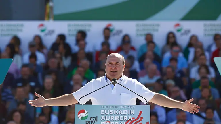 El presidente del PNV, Andoni Ortuzar, interviene ante los miles de simpatizantes del PNV que han asistido este domingo al Alderdi Eguna (Día del Partido) que anualmente celebra esta formación en las campas vitorianas de Foronda y que en su 43 edición se ha desarrollado con el lema (Euskadi sigue avanzando). EFE/ David Aguilar