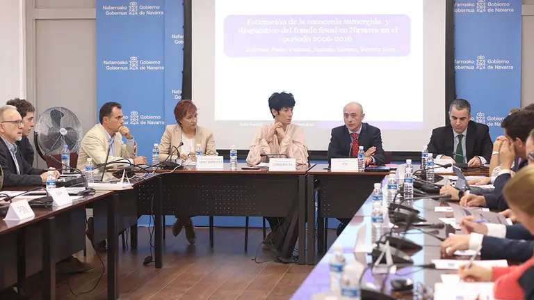 La consejera Elma Saiz y el director gerente de HTN, Óscar Martínez de Bujanda, presiden la reunión de la Comisión de Lucha contra el Fraude Fiscal GOBIERNO DE NAVARRA