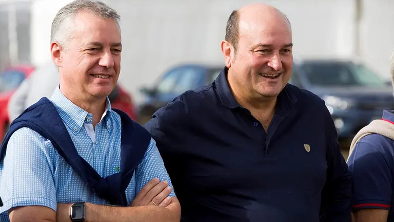 GRAFCAV8984. VITORIA (ÁLAVA), 28/09/2019.-El lehendakari, Iñigo Urkullu (i), y el presidente del PNV, Andoni Ortuzar (d), visitan este sábado las campas de Foronda, donde mañana domingo se celebra el Alderdi Eguna (Día del Partido). EFE/ David Aguilar