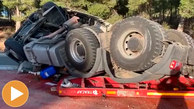Accidente de un camión que ha volcado en el cruce de Los Abetos en Valtierra (player) BOMBEROS DE NAVARRA