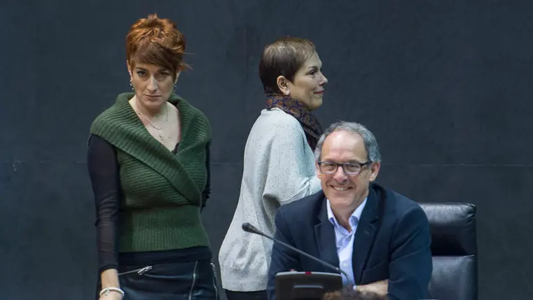La Presidenta de Navarra, Uxue Barkos, pasa tras los parlamentarios de EH Bildu, Bakartxo Ruíz y Adolfo Araiz. PABLO LASAOSA