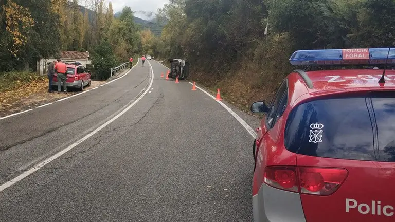 Agentes atienden en un accidente de tráfico POLICÍA FORAL