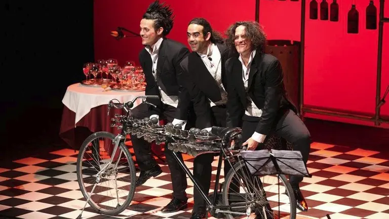 Los Clásicos Excéntrico durante uno de sus conciertos con la 'bocicleta perifónica' CEDIDA