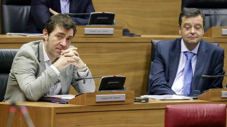 Roberto Jiménez y Juan José Lizarbe, dos ex secretarios del PSN, durante su etapa en el Parlamento de Navarra. ARCHIVO PARLAMENTO FORAL (1)
