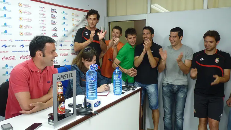 Javier Calleja sonrie, a la izquierda, ante los aplausos de sus compañeros en Tajonar.