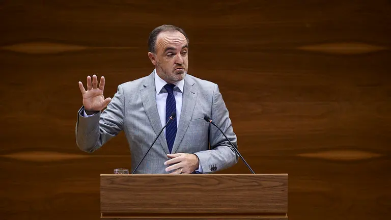 Javier Esparza, Navarra Suma, durante el pleno parlamentario. MIGUEL OSÉS