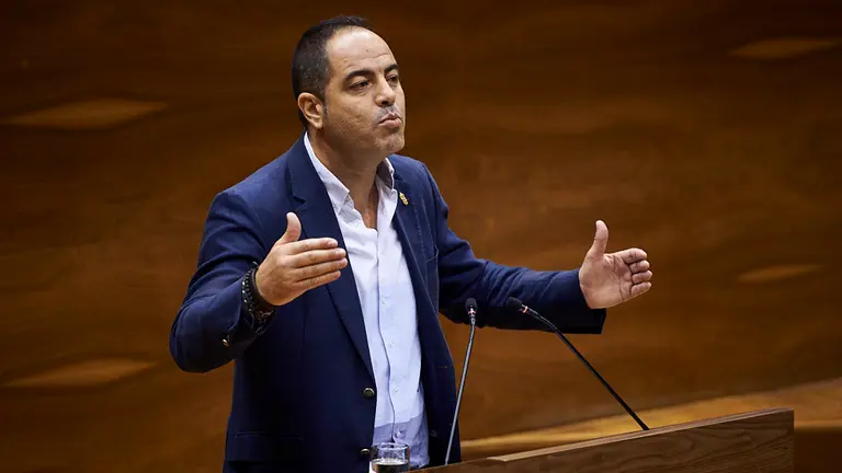 Ramón Alzorriz, portavoz del PSN, durante el pleno parlamentario. MIGUEL OSÉS