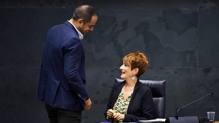 Ramón Alzorriz, portavoz del PSN, habla con Bakartxo Ruiz, portavoz de Eh Bildu, durante el pleno parlamentario. MIGUEL OSÉS