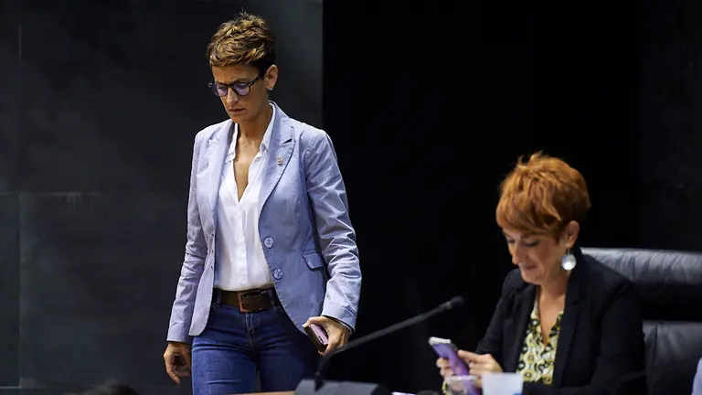 María Chivite, presidenta del Gobierno de Navarra (i), cruza frente a la portavoz de Eh Bildu Bakartxo Ruiz (d). MIGUEL OSÉS