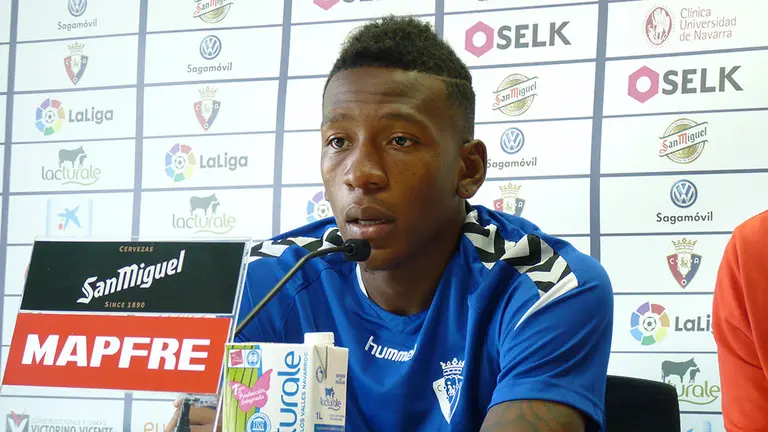 El jugador de Osasuna Pervis Estupiñán en una rueda de prensa en Tajonar. Navarra.com