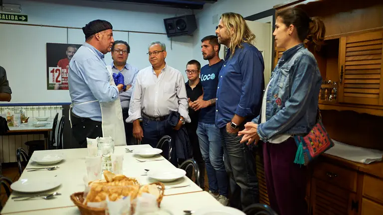 Jugadores del Club Atlético Osasuna acuden al comedor solidario Paris 365 como voluntarios para servir comida a sus usuarios, con motivo del décimo aniversario de su apertura. MIGUEL OSÉS