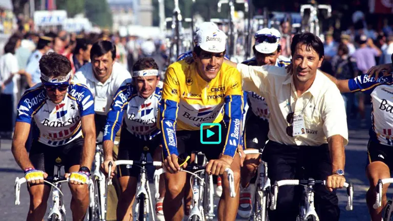 Vuelta de honor del equipo Banesto con Miguel Induráin en los Campos Elíseos de París