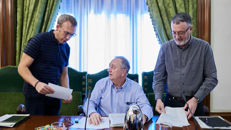 Endika Alonso, de Eh Bildu, habla con Javier Leoz y Patxi Leuza, de Geroa Bai. PABLO LASAOSA