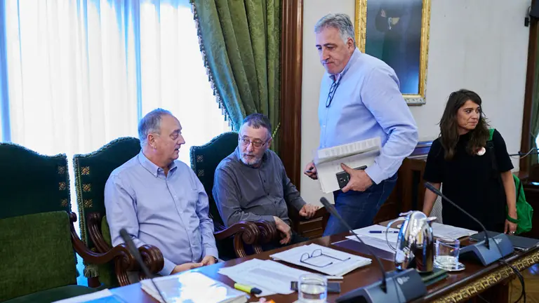 Joseba Asirón y Maider Beloki pasan delante de Javier Leoz y Patxi Leuza. PABLO LASAOSA