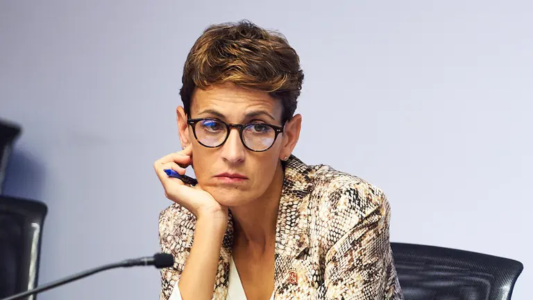 La presidenta del Gobierno de Navarra, María Chivite, en comisión parlamentaria donde informa sobre la devolución de las retenciones de IRPF en las prestaciones por maternidad y sobre política lingüística. MIGUEL OSÉS