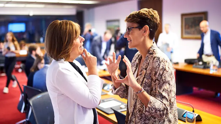 La presidenta del Gobierno de Navarra, María Chivite, en comisión parlamentaria donde informa sobre la devolución de las retenciones de IRPF en las prestaciones por maternidad y sobre política lingüística. MIGUEL OSÉS