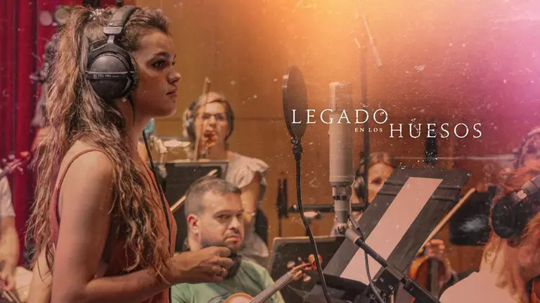 Amaia Romero durante la grabación de Legado en los Huesos FACEBOOK TRIOLOGÍA BAZTÁN