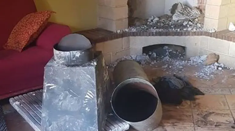 Rescatan a un joven atrapado en una chimenea cuando iba a robar en una vivienda POLICÍA LOCAL DE GRANADA