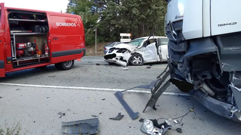 Accidente en Berrioplano entre un coche y un camión TWITTER BOMBEROS