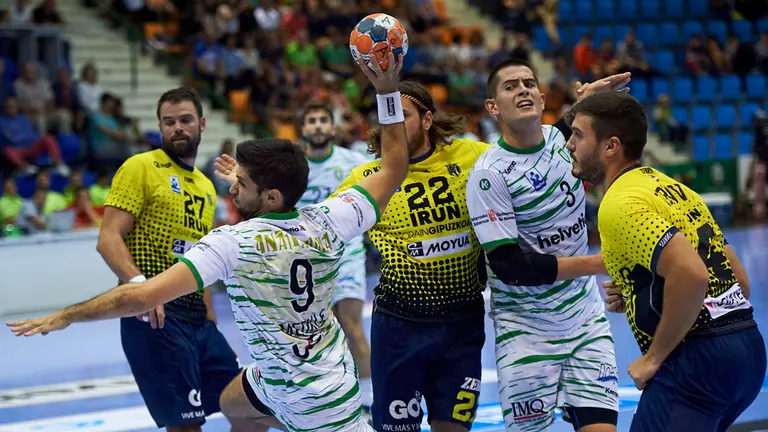 El Helvetia Anaitasuna se enfrenta al Bidasoa en el Pabellón Anaitasuna de Pamplona. MIGUEL OSÉS