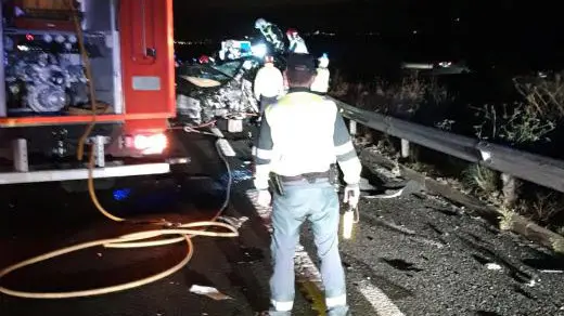 Estado en el que han quedado los vehículos tras el brutal choque en la autovía de Estella.