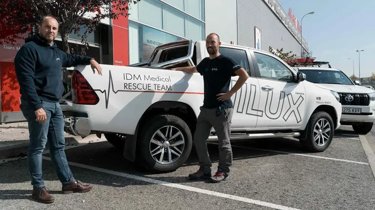 Javier Landibar, director técnico de IDM Medical (I), y Jorge Ibáñez, técnico de rescate de la empresa navarra CEDIDA