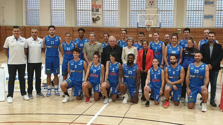 Equipos masculino y femenino del FNB Ardoi en su presentación. @deporte_na