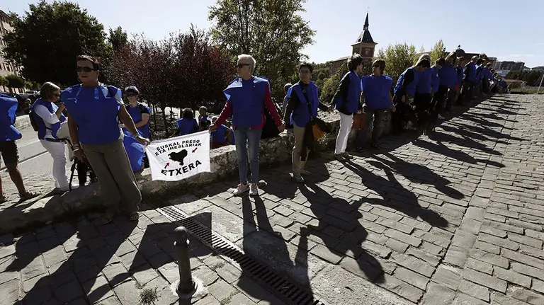GRAF5071. PAMPLONA, 05/10/2019.- Cadena humana convocada por la red ciudadana Sare este sábado en Pamplona bajo el lema Zubiak presoak etxeratzeko (Construir puentes para traer a los presos) en favor de los derechos de los presos gravemente enfermos que ha unido los puentes de Santa Engracia y Oblatas. EFE/Jesús Diges