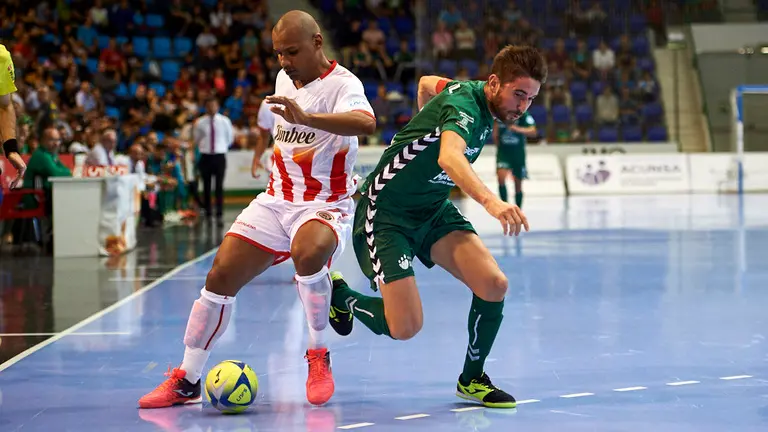 Roberto Martil en el partido entre el Osasuna Xota y el Cartagena jugado en el Pabellón Anaitasuna de Pamplona. MIGUEL OSÉS