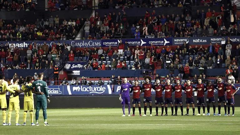 GRAF5653. PAMPLONA (NAVARRA), 05/10/2019.- Los jugadores de Osasuna (d) y Villarreal guardan un minuto de silencio en memoria del periodista deportivo de la Agencia EFE Fermín Zariquiegui y del informador deportivo de la cadena SER, Javier Martínez de Zúñiga, fallecidos recientemente, al inicio del partido de Liga en Primera División que disputan esta noche en el estadio de El Sadar, en Pamplona. EFE/Jesús Diges