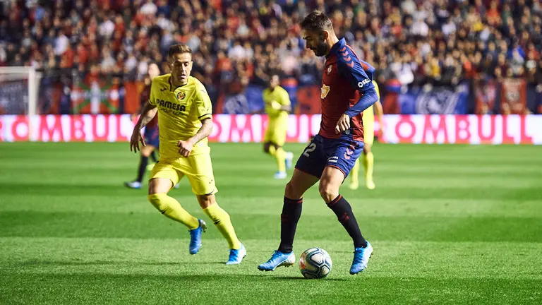 Adrián Partido entre Osasuna y el Villarreal en el estadio de El Sadar. MIGUEL OSÉS