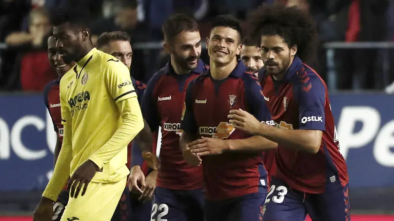 Los jugadores de Osasuna felicitan al defensa argentino Facundo Roncaglia (2-d) tras marcar ante el Villarreal, durante el partido de Liga en Primera División que disputan esta noche en el estadio de El Sadar, en Pamplona. EFE/Jesús Diges