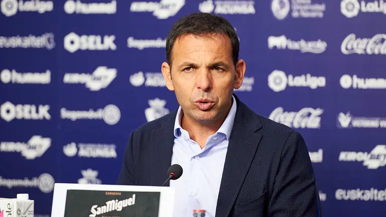Javier Calleja Revilla, entrenador del Villarreal, durante el partido contra Osasuna en El Sadar. MIGUEL OSÉS