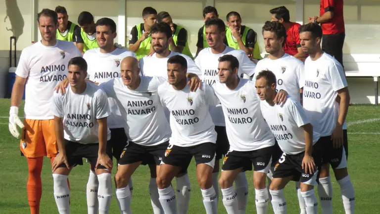 Equipo titular del Tudelano con camisetas de apoyo a su compañero Álvaro Navarro.  CD Tudelano.CD Tudelano.