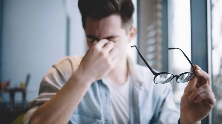 Un joven con la vista cansada ARCHIVO