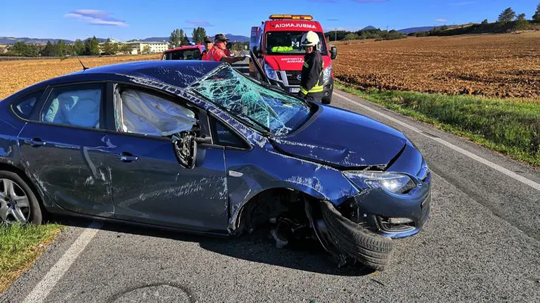 Accidente de tráfico con vuelco de un coche entre la avenida de Arostegui y Cizur BOMBEROS DE NAVARRA