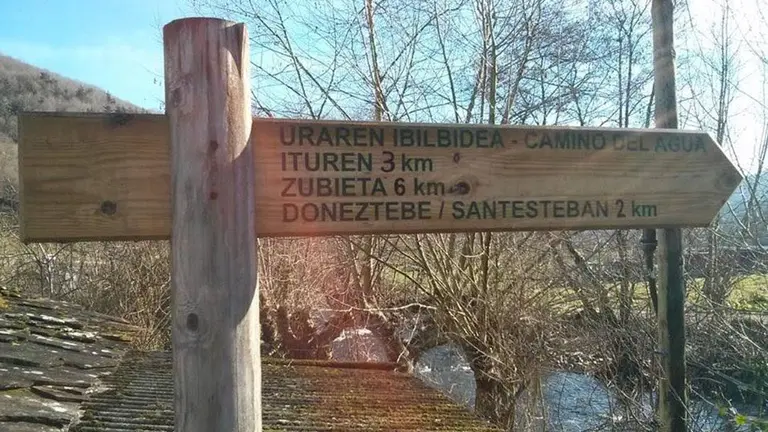 Señal de un camino habilitado en la zona de la montaña de Navarra CEDIDA