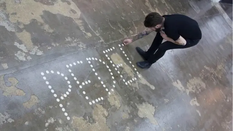 Exposición de Abel Azcona