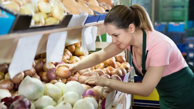 La dependienta de una frutería ARCHIVO