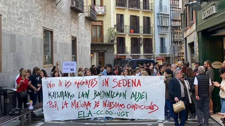 Concentración en Pamplona de trabajadores de Sedena (2) CEDIDA