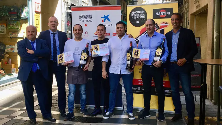 Los ganadores del certamen Vermuteando, durante la entrega de premios. CEDIDA
