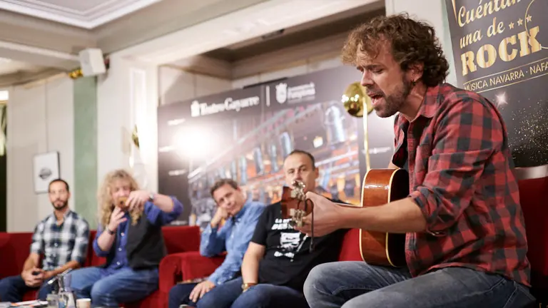 Presentación del espectáculo musical y audiovisual 'Cuéntame una de rock navarro' en el Teatro Gayarre de Pamplona. PABLO LASAOSA 1
