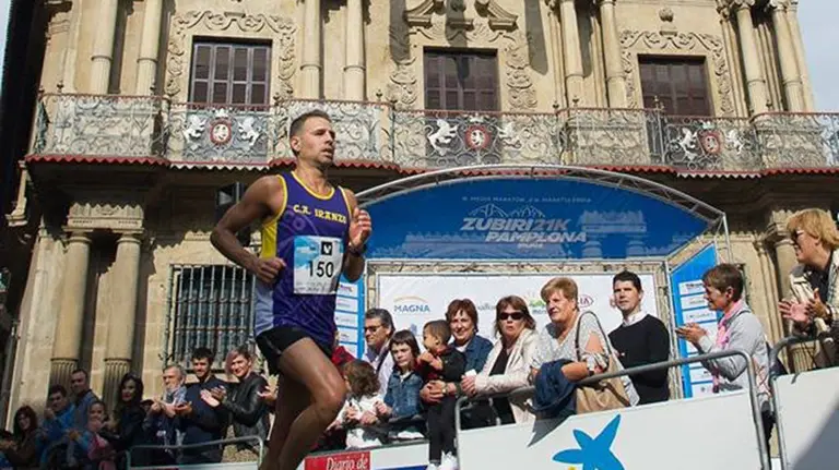 Imagen de un corredor participando en la Zubiri - Pamplona. @zubiripamplona.