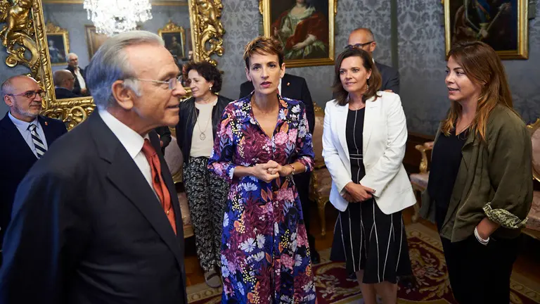 La presidenta de Navarra, María Chivite, y el presidente de la fundación bancaria La Caixa, Isidro Fainé, firman un acuerdo de colaboración entre ambas instituciones en materia de acción social, educativa y cultural para este año. MIGUEL OSÉS