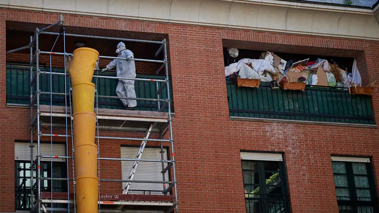 El Ayuntamiento comienza a limpiar un piso que acumulaba gran cantidad de basura. MIGUEL OSÉS